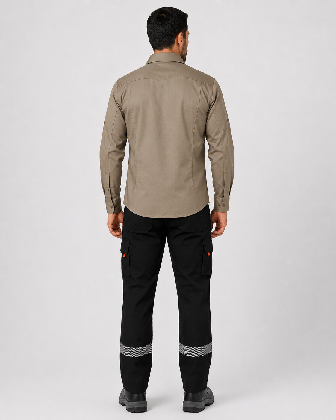 Vista posterior del uniforme operativo con camisa manga larga outdoor y pantalón cargo con bandas reflectantes.