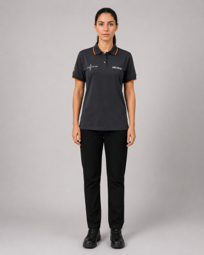 Uniforme operativo femenino con polera tipo polo gris de jersey algodón, pantalón negro y calzado de seguridad, vista frontal.