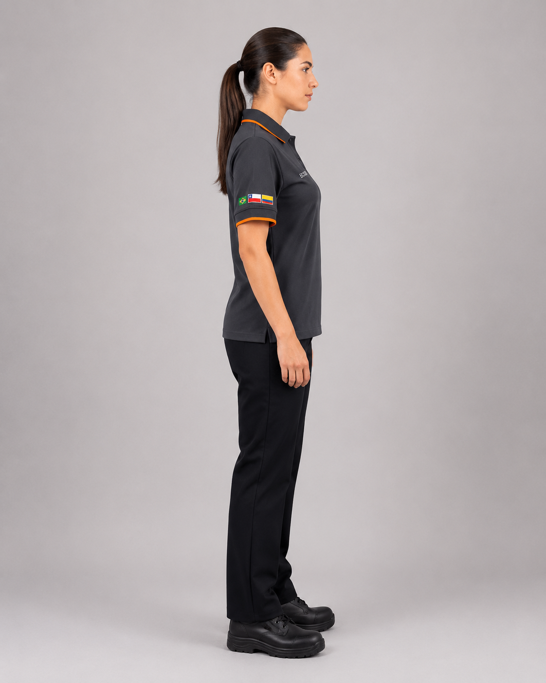 Uniforme operativo femenino con polera polo confeccionada en jersey algodón y pantalón negro de corte recto, vista lateral derecha.