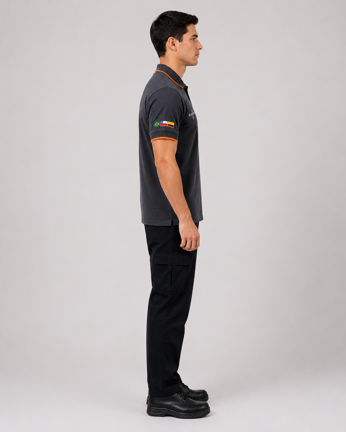 Conjunto operativo con polera polo de jersey algodón y pantalón cargo de corte recto, vista lateral derecha.