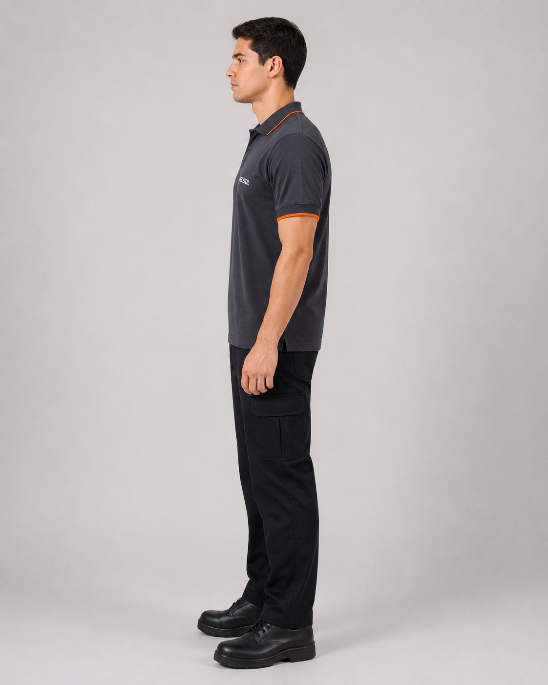 Uniforme operacional con polera polo de manga corta, detalles naranjos y pantalón cargo negro, vista lateral izquierda.