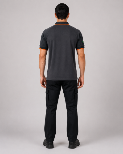 Parte posterior del uniforme operativo con polera polo gris de manga corta y pantalón cargo negro, vista posterior.