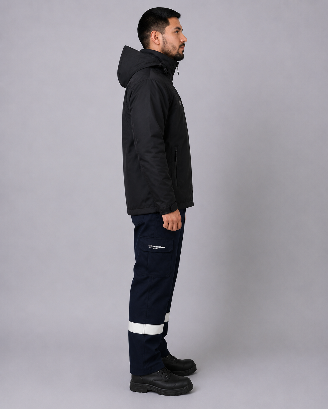 Uniforme para operaciones en terreno con parka 3 en 1 de cuello alto y pantalón cargo azul marino con bandas reflectantes, vista lateral derecha.
