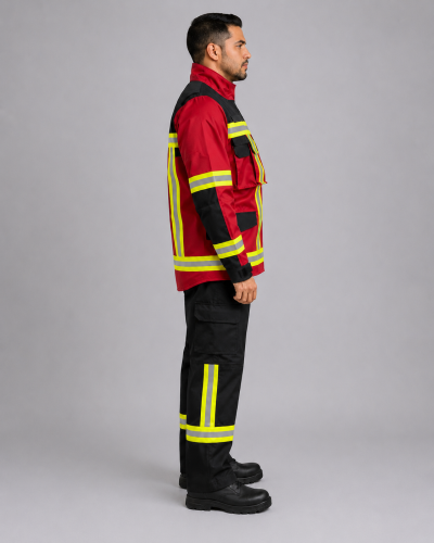 Uniforme profesional para rescate con chaqueta de cuello alto y pantalón Ripstop con bolsillos cargo y bandas reflectantes, vista lateral izquierda.