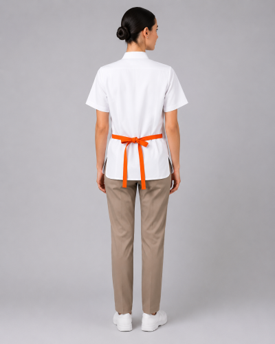 Parte posterior del uniforme corporativo con blusa blanca, pantalón beige y delantal de cintura ajustado mediante cintas, vista posterior.