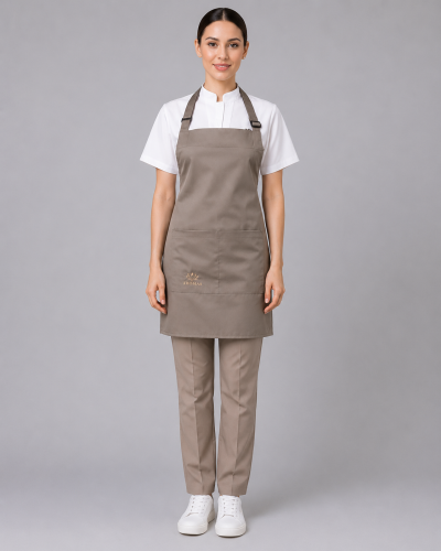 Uniforme corporativo para atención en retail con blusa blanca de manga corta, pantalón beige y pechera de gabardina color arena con bolsillo frontal, vista frontal.