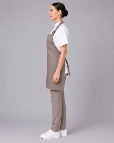 Uniforme para atención al cliente con pechera de gabardina ajustable, blusa blanca de manga corta y pantalón beige, vista lateral izquierda.