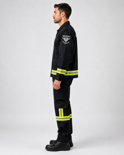 Uniforme para brigada juvenil con chaqueta de tela Ripstop, estampado institucional en manga y jardinera con zonas reforzadas, vista lateral derecha.