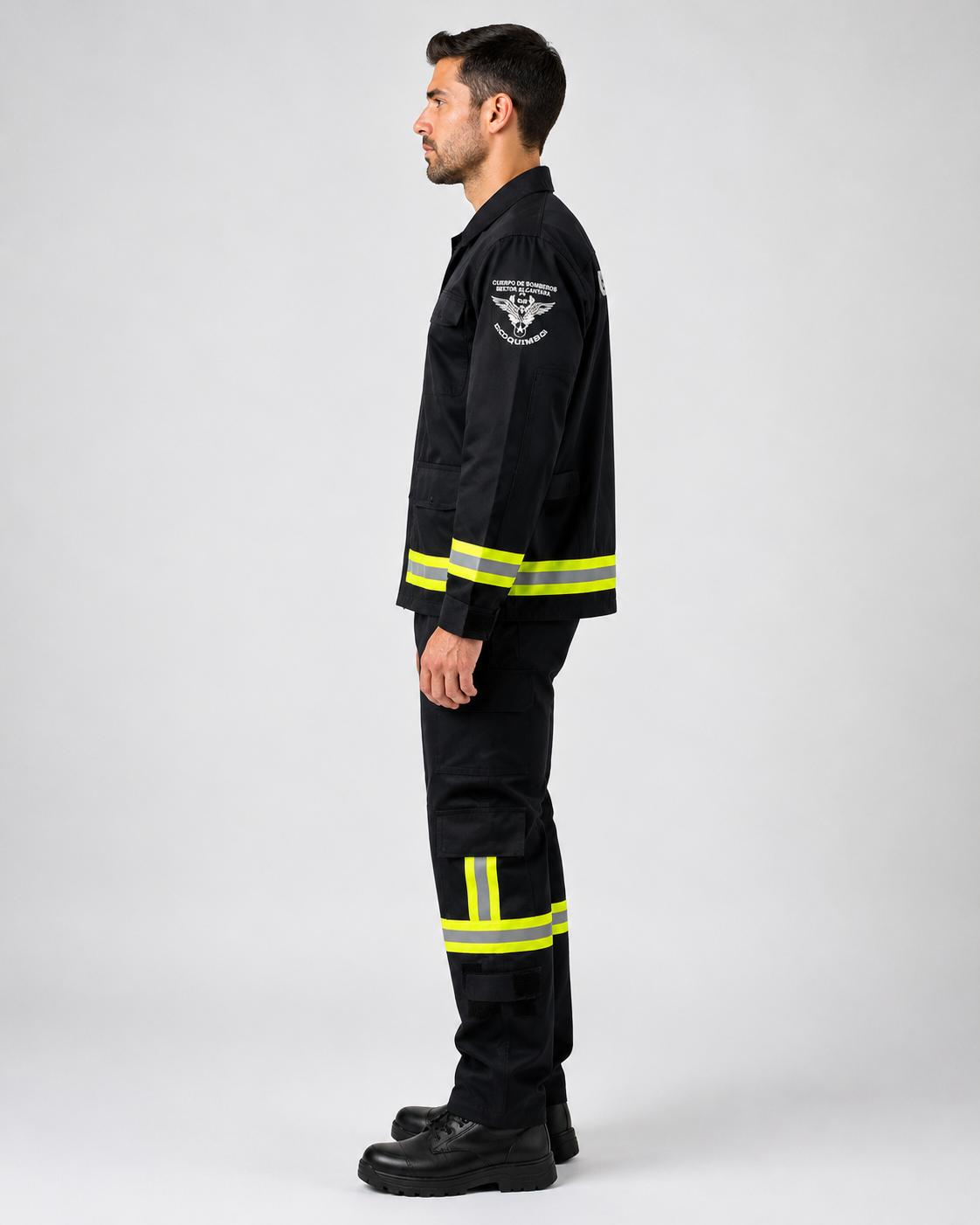 Uniforme para brigada juvenil con chaqueta de tela Ripstop, estampado institucional en manga y jardinera con zonas reforzadas, vista lateral derecha.
