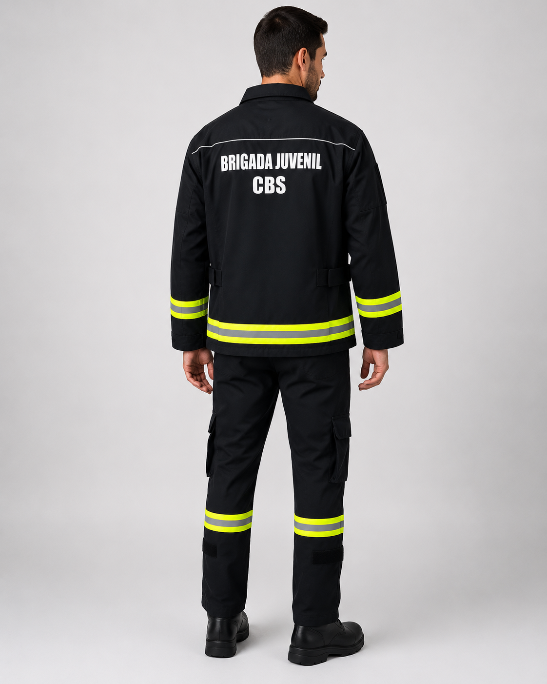 Parte posterior del uniforme para formación bomberil con estampado reflectante en la espalda, chaqueta con huinchas reflectantes y jardinera, vista posterior.
