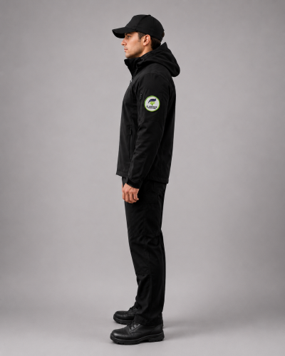 Uniforme operativo con chaqueta softshell de capucha, pantalón de gabardina y gorra institucional, vista lateral derecha