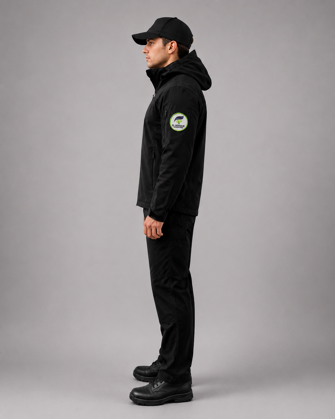 Uniforme operativo con chaqueta softshell de capucha, pantalón de gabardina y gorra institucional, vista lateral derecha