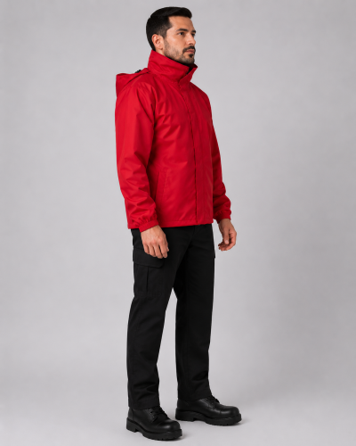 Uniforme operativo con parka roja cortaviento e impermeable con capucha integrada y pantalón cargo negro, vista lateral izquierda