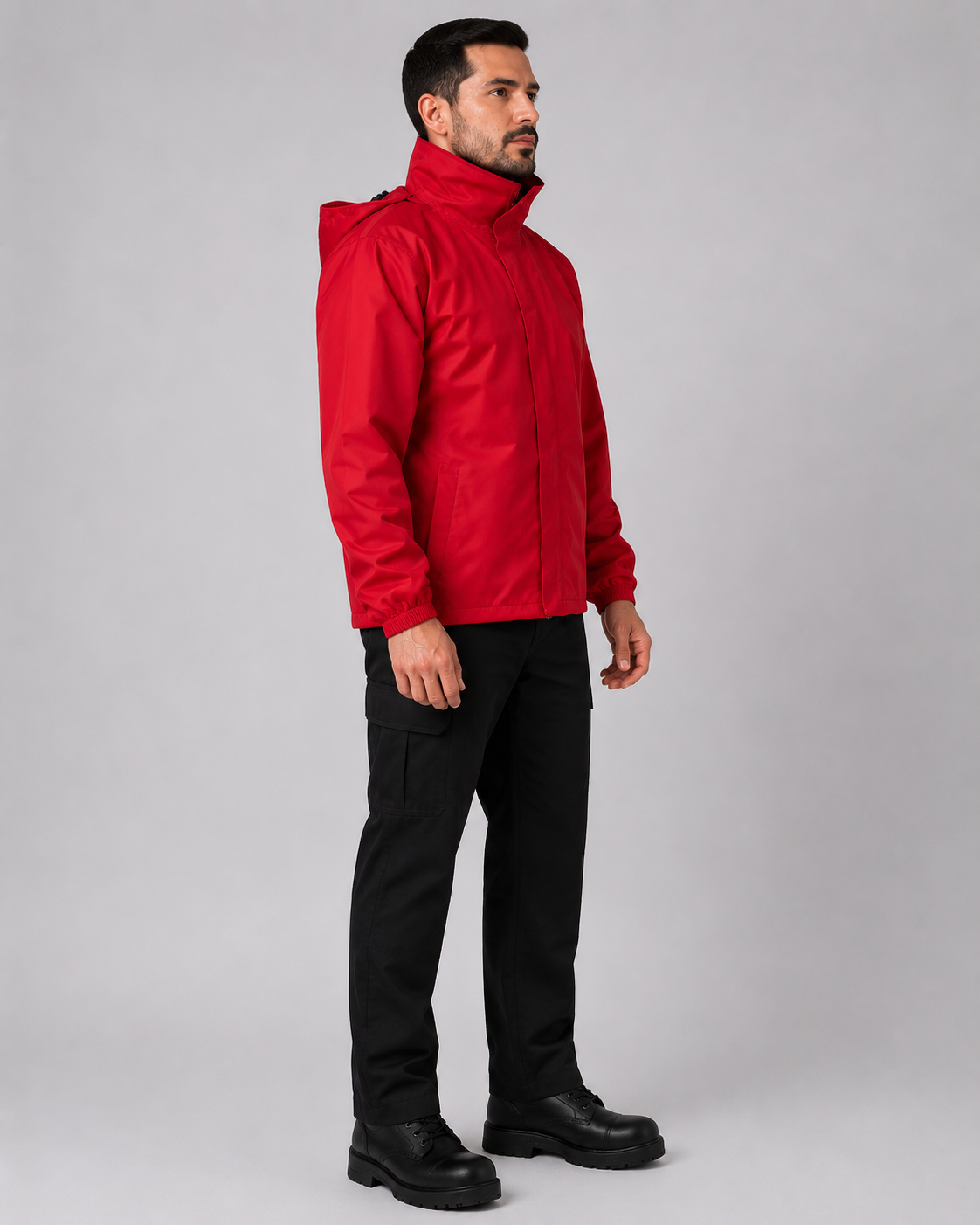 Uniforme operativo con parka roja cortaviento e impermeable con capucha integrada y pantalón cargo negro, vista lateral izquierda