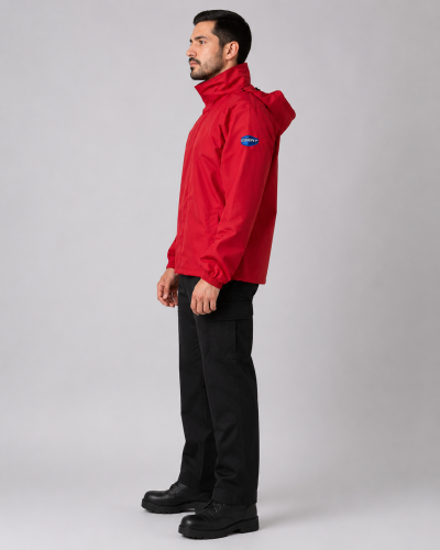 Uniforme corporativo para seguridad privada con parka impermeable roja y pantalón cargo negro, vista tres cuartos.