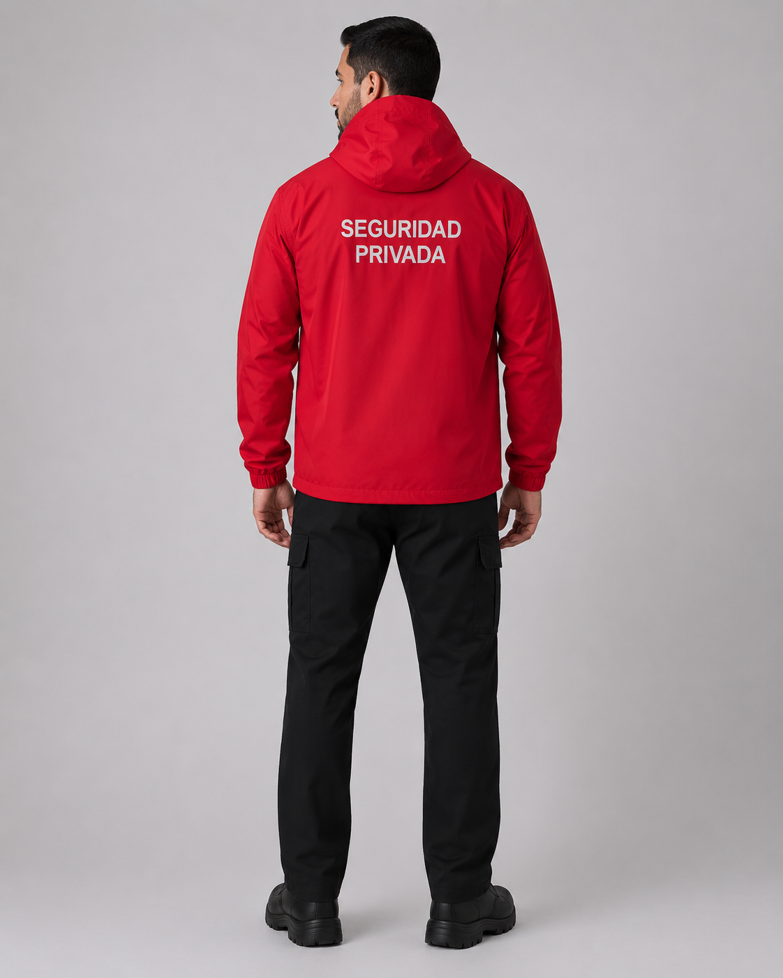 Parte posterior del uniforme para seguridad privada con parka roja de capucha integrada y pantalón cargo negro, vista posterior.